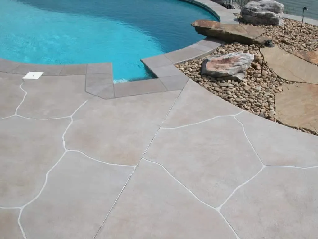 Flagstone-look pool deck