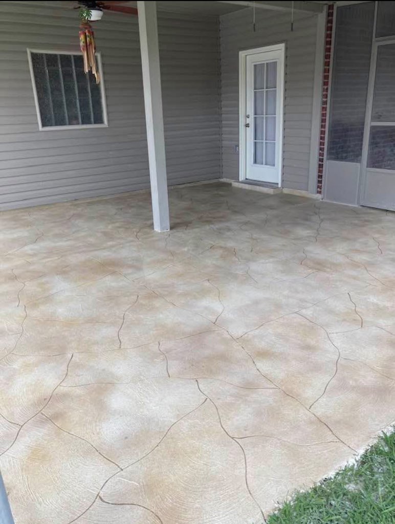 Decorative flagstone-pattern back patio